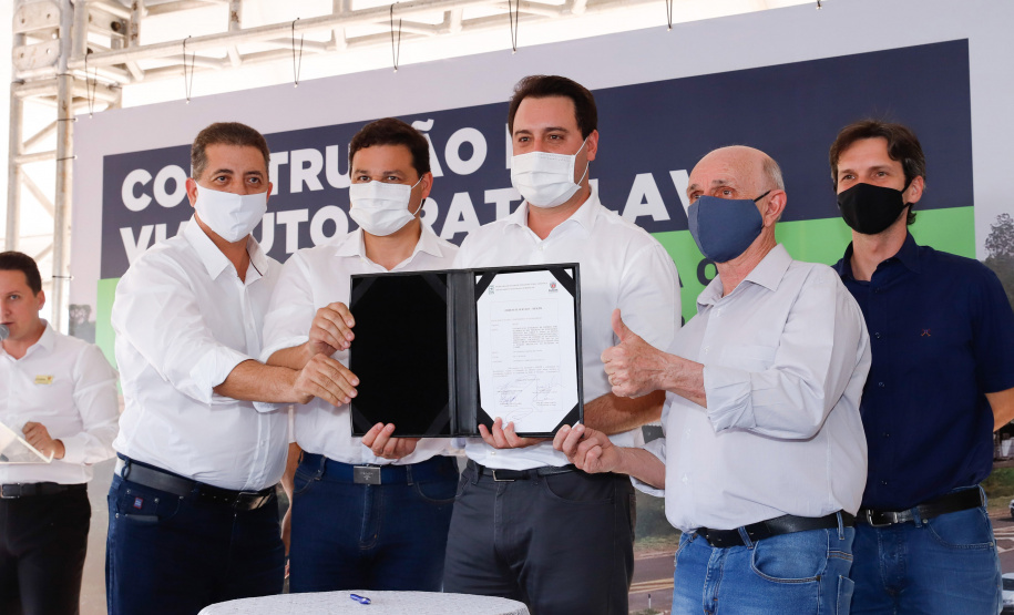 Cambé, na Região Metropolitana de Londrina, vai resolver um antigo problema logístico e de trânsito, além de fomentar um novo eixo de desenvolvimento para a cidade. Nesta quinta-feira (24), o governador Carlos Massa Ratinho Junior assinou a ordem de serviço para início imediato da construção do viaduto Bratislava, antiga reivindicação da população da região.