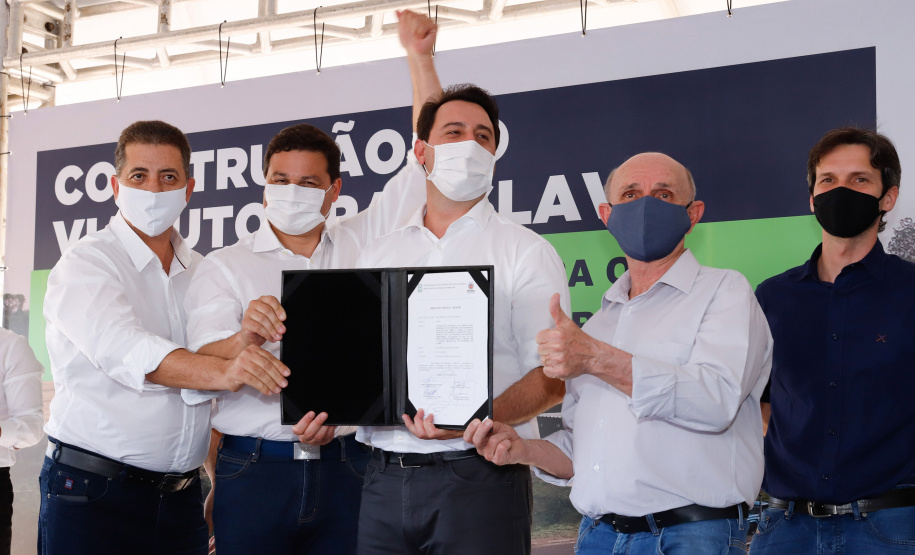 Cambé, na Região Metropolitana de Londrina, vai resolver um antigo problema logístico e de trânsito, além de fomentar um novo eixo de desenvolvimento para a cidade. Nesta quinta-feira (24), o governador Carlos Massa Ratinho Junior assinou a ordem de serviço para início imediato da construção do viaduto Bratislava, antiga reivindicação da população da região.