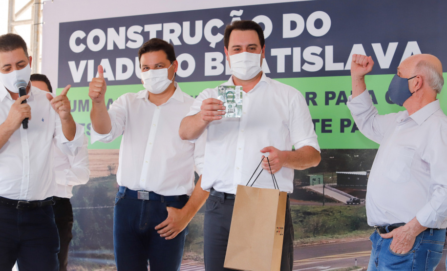Cambé, na Região Metropolitana de Londrina, vai resolver um antigo problema logístico e de trânsito, além de fomentar um novo eixo de desenvolvimento para a cidade. Nesta quinta-feira (24), o governador Carlos Massa Ratinho Junior assinou a ordem de serviço para início imediato da construção do viaduto Bratislava, antiga reivindicação da população da região.