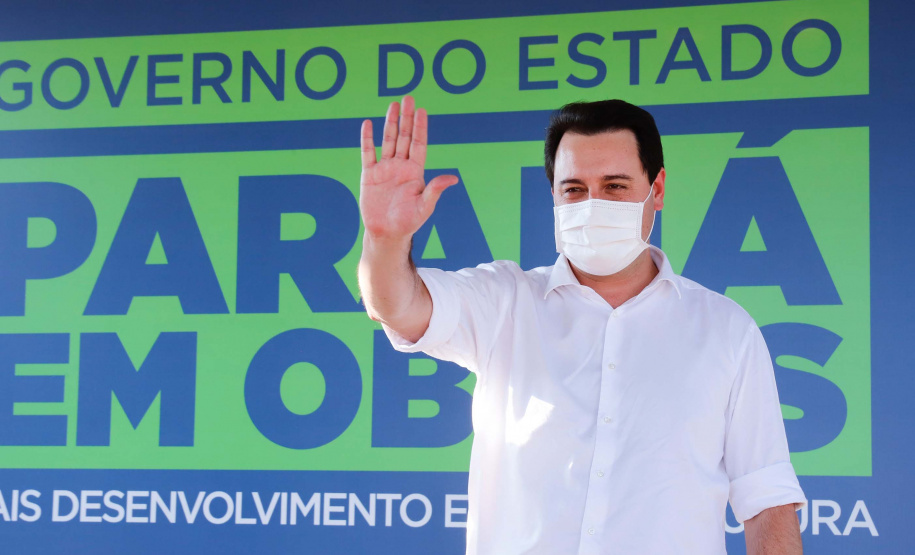 Após uma longa paralisação de cerca de seis anos, o Governo do Paraná vai retomar a obra do Centro Estadual de Educação Profissional de Ibiporã (CEEP-Ibiporã), na Região Norte.
A recuperação da construção atende a uma determinação do governador Carlos Massa Ratinho Junior, que visitou o local nesta quinta-feira (24) e assinou a ordem de serviço que permite a retomada imediata da obra.