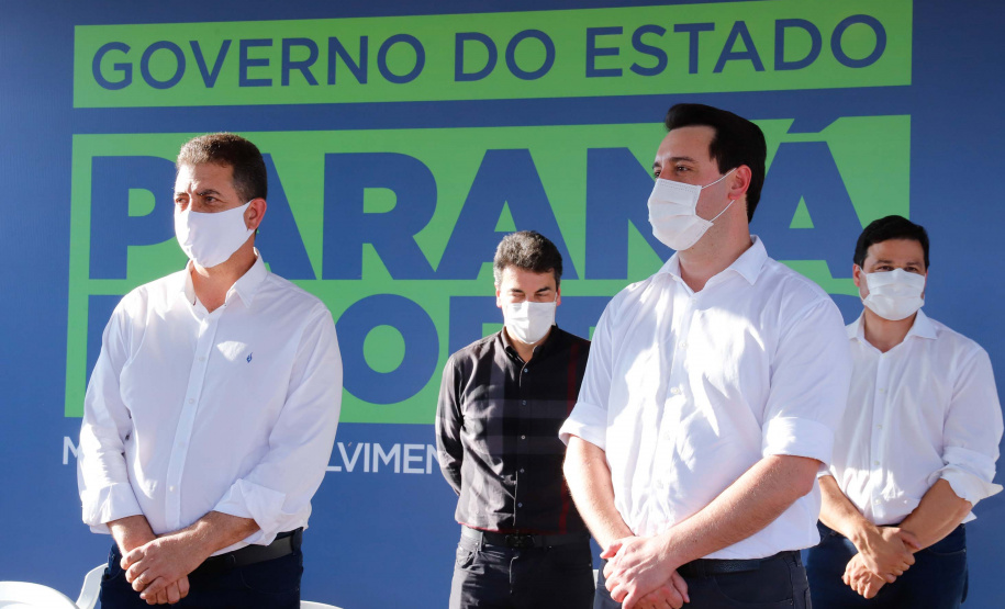 Após uma longa paralisação de cerca de seis anos, o Governo do Paraná vai retomar a obra do Centro Estadual de Educação Profissional de Ibiporã (CEEP-Ibiporã), na Região Norte.
A recuperação da construção atende a uma determinação do governador Carlos Massa Ratinho Junior, que visitou o local nesta quinta-feira (24) e assinou a ordem de serviço que permite a retomada imediata da obra.