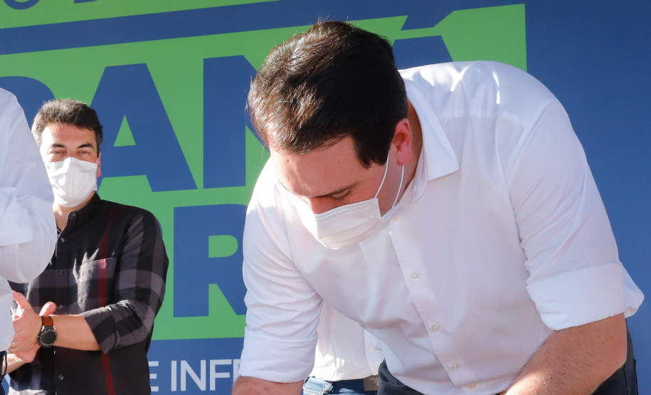 Após uma longa paralisação de cerca de seis anos, o Governo do Paraná vai retomar a obra do Centro Estadual de Educação Profissional de Ibiporã (CEEP-Ibiporã), na Região Norte.
A recuperação da construção atende a uma determinação do governador Carlos Massa Ratinho Junior, que visitou o local nesta quinta-feira (24) e assinou a ordem de serviço que permite a retomada imediata da obra.