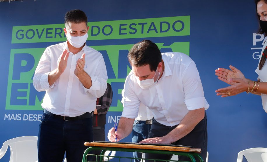 Após uma longa paralisação de cerca de seis anos, o Governo do Paraná vai retomar a obra do Centro Estadual de Educação Profissional de Ibiporã (CEEP-Ibiporã), na Região Norte.
A recuperação da construção atende a uma determinação do governador Carlos Massa Ratinho Junior, que visitou o local nesta quinta-feira (24) e assinou a ordem de serviço que permite a retomada imediata da obra.