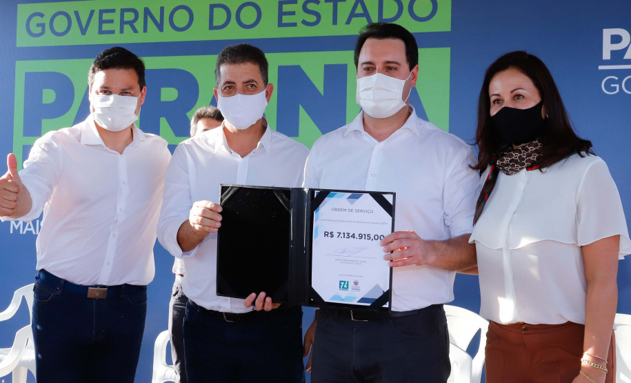Após uma longa paralisação de cerca de seis anos, o Governo do Paraná vai retomar a obra do Centro Estadual de Educação Profissional de Ibiporã (CEEP-Ibiporã), na Região Norte.
A recuperação da construção atende a uma determinação do governador Carlos Massa Ratinho Junior, que visitou o local nesta quinta-feira (24) e assinou a ordem de serviço que permite a retomada imediata da obra.