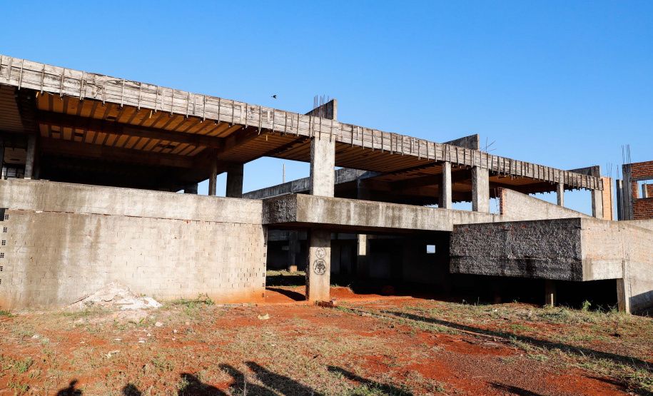 Após uma longa paralisação de cerca de seis anos, o Governo do Paraná vai retomar a obra do Centro Estadual de Educação Profissional de Ibiporã (CEEP-Ibiporã), na Região Norte.
A recuperação da construção atende a uma determinação do governador Carlos Massa Ratinho Junior, que visitou o local nesta quinta-feira (24) e assinou a ordem de serviço que permite a retomada imediata da obra.