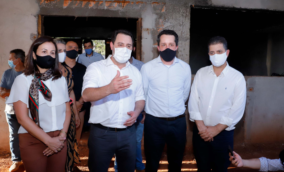 Após uma longa paralisação de cerca de seis anos, o Governo do Paraná vai retomar a obra do Centro Estadual de Educação Profissional de Ibiporã (CEEP-Ibiporã), na Região Norte.
A recuperação da construção atende a uma determinação do governador Carlos Massa Ratinho Junior, que visitou o local nesta quinta-feira (24) e assinou a ordem de serviço que permite a retomada imediata da obra.