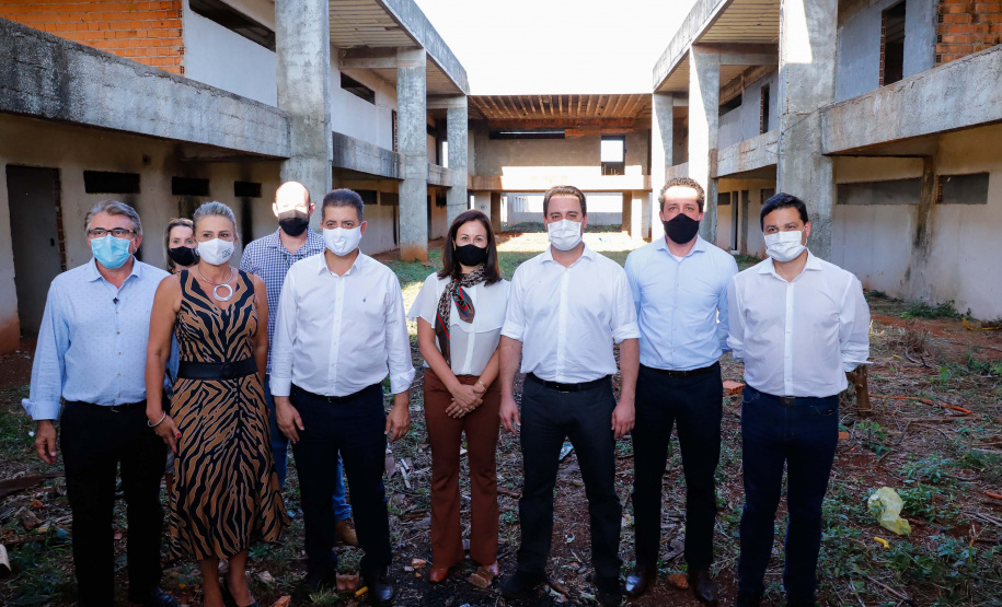 Após uma longa paralisação de cerca de seis anos, o Governo do Paraná vai retomar a obra do Centro Estadual de Educação Profissional de Ibiporã (CEEP-Ibiporã), na Região Norte.
A recuperação da construção atende a uma determinação do governador Carlos Massa Ratinho Junior, que visitou o local nesta quinta-feira (24) e assinou a ordem de serviço que permite a retomada imediata da obra.