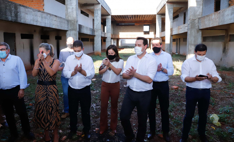 Após uma longa paralisação de cerca de seis anos, o Governo do Paraná vai retomar a obra do Centro Estadual de Educação Profissional de Ibiporã (CEEP-Ibiporã), na Região Norte.
A recuperação da construção atende a uma determinação do governador Carlos Massa Ratinho Junior, que visitou o local nesta quinta-feira (24) e assinou a ordem de serviço que permite a retomada imediata da obra.