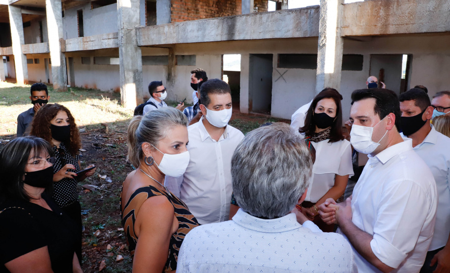 Após uma longa paralisação de cerca de seis anos, o Governo do Paraná vai retomar a obra do Centro Estadual de Educação Profissional de Ibiporã (CEEP-Ibiporã), na Região Norte.
A recuperação da construção atende a uma determinação do governador Carlos Massa Ratinho Junior, que visitou o local nesta quinta-feira (24) e assinou a ordem de serviço que permite a retomada imediata da obra.