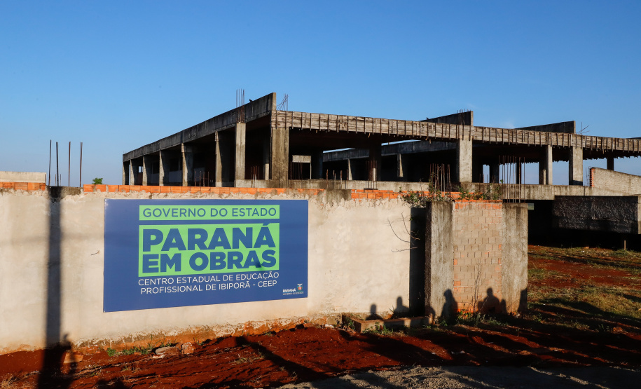Após uma longa paralisação de cerca de seis anos, o Governo do Paraná vai retomar a obra do Centro Estadual de Educação Profissional de Ibiporã (CEEP-Ibiporã), na Região Norte.
A recuperação da construção atende a uma determinação do governador Carlos Massa Ratinho Junior, que visitou o local nesta quinta-feira (24) e assinou a ordem de serviço que permite a retomada imediata da obra.