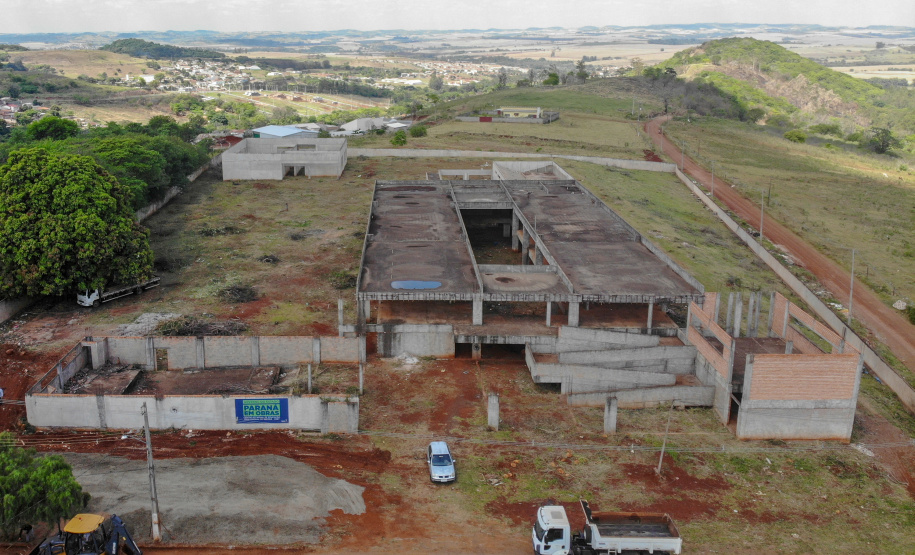 Após uma longa paralisação de cerca de seis anos, o Governo do Paraná vai retomar a obra do Centro Estadual de Educação Profissional de Ibiporã (CEEP-Ibiporã), na Região Norte.
A recuperação da construção atende a uma determinação do governador Carlos Massa Ratinho Junior, que visitou o local nesta quinta-feira (24) e assinou a ordem de serviço que permite a retomada imediata da obra.