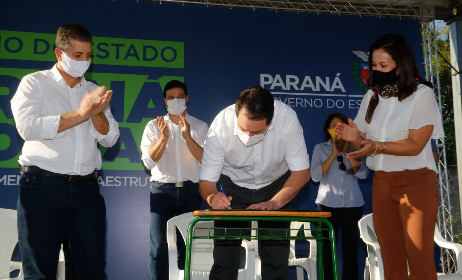 Após uma longa paralisação de cerca de seis anos, o Governo do Paraná vai retomar a obra do Centro Estadual de Educação Profissional de Ibiporã (CEEP-Ibiporã), na Região Norte.
A recuperação da construção atende a uma determinação do governador Carlos Massa Ratinho Junior, que visitou o local nesta quinta-feira (24) e assinou a ordem de serviço que permite a retomada imediata da obra.