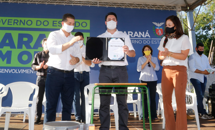 Após uma longa paralisação de cerca de seis anos, o Governo do Paraná vai retomar a obra do Centro Estadual de Educação Profissional de Ibiporã (CEEP-Ibiporã), na Região Norte.
A recuperação da construção atende a uma determinação do governador Carlos Massa Ratinho Junior, que visitou o local nesta quinta-feira (24) e assinou a ordem de serviço que permite a retomada imediata da obra.