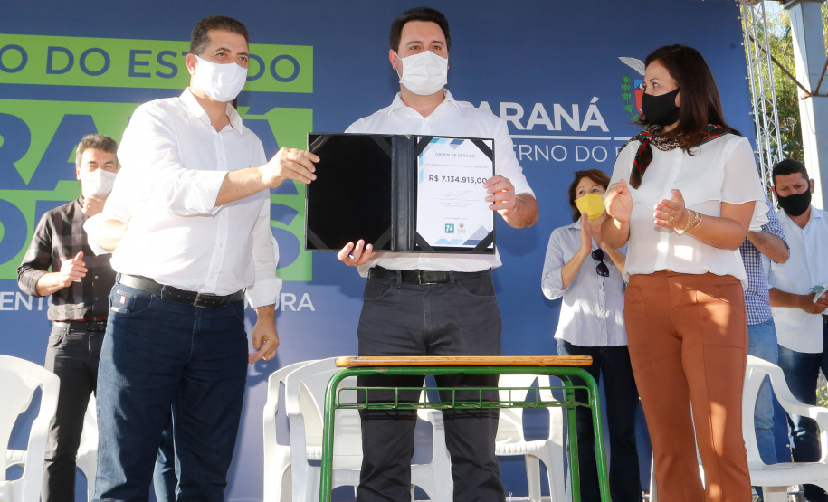 Após uma longa paralisação de cerca de seis anos, o Governo do Paraná vai retomar a obra do Centro Estadual de Educação Profissional de Ibiporã (CEEP-Ibiporã), na Região Norte.
A recuperação da construção atende a uma determinação do governador Carlos Massa Ratinho Junior, que visitou o local nesta quinta-feira (24) e assinou a ordem de serviço que permite a retomada imediata da obra.