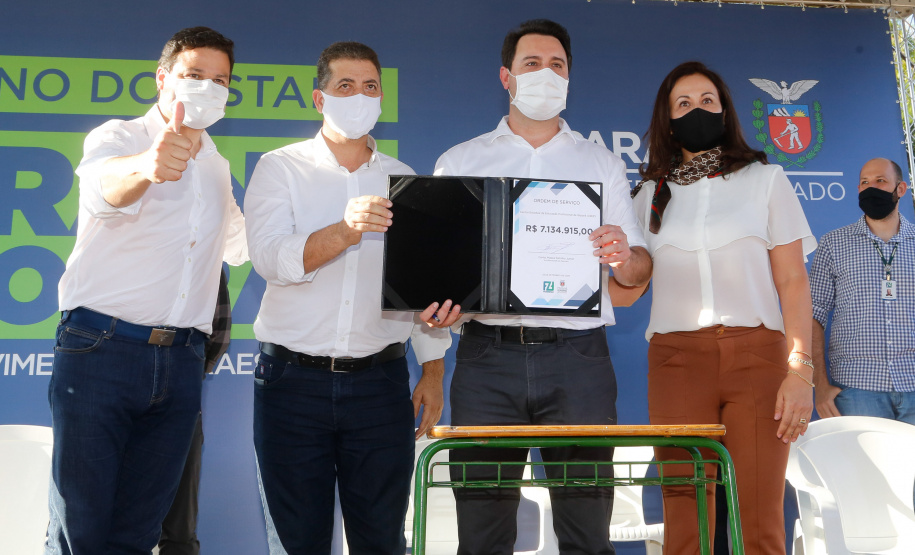 Após uma longa paralisação de cerca de seis anos, o Governo do Paraná vai retomar a obra do Centro Estadual de Educação Profissional de Ibiporã (CEEP-Ibiporã), na Região Norte.
A recuperação da construção atende a uma determinação do governador Carlos Massa Ratinho Junior, que visitou o local nesta quinta-feira (24) e assinou a ordem de serviço que permite a retomada imediata da obra.