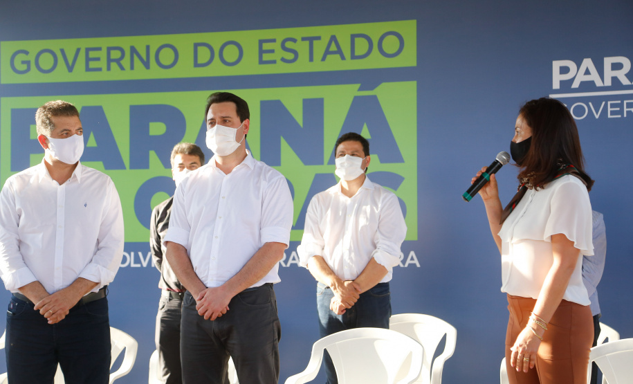 Após uma longa paralisação de cerca de seis anos, o Governo do Paraná vai retomar a obra do Centro Estadual de Educação Profissional de Ibiporã (CEEP-Ibiporã), na Região Norte.
A recuperação da construção atende a uma determinação do governador Carlos Massa Ratinho Junior, que visitou o local nesta quinta-feira (24) e assinou a ordem de serviço que permite a retomada imediata da obra.