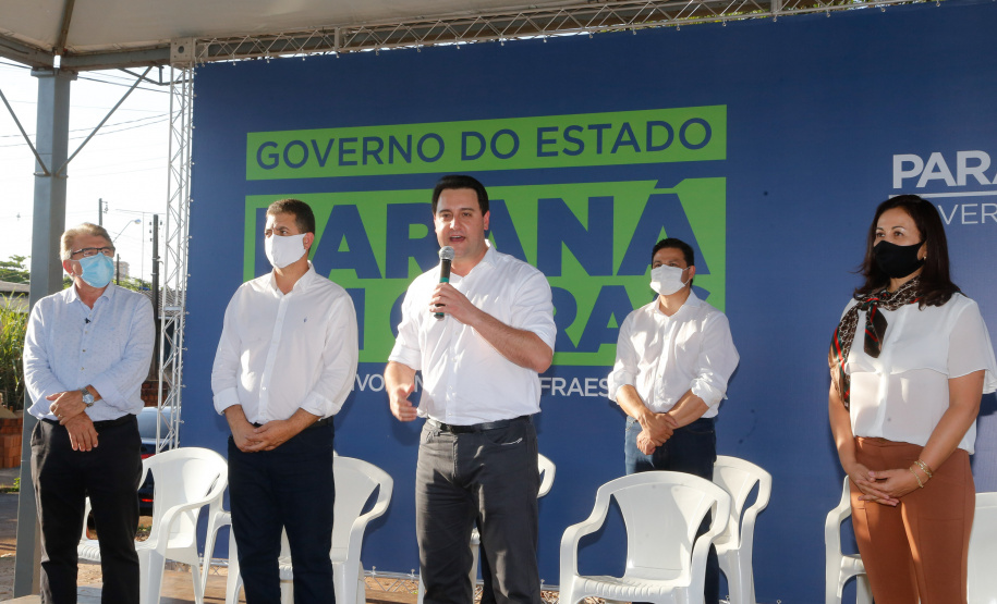 Após uma longa paralisação de cerca de seis anos, o Governo do Paraná vai retomar a obra do Centro Estadual de Educação Profissional de Ibiporã (CEEP-Ibiporã), na Região Norte.
A recuperação da construção atende a uma determinação do governador Carlos Massa Ratinho Junior, que visitou o local nesta quinta-feira (24) e assinou a ordem de serviço que permite a retomada imediata da obra.