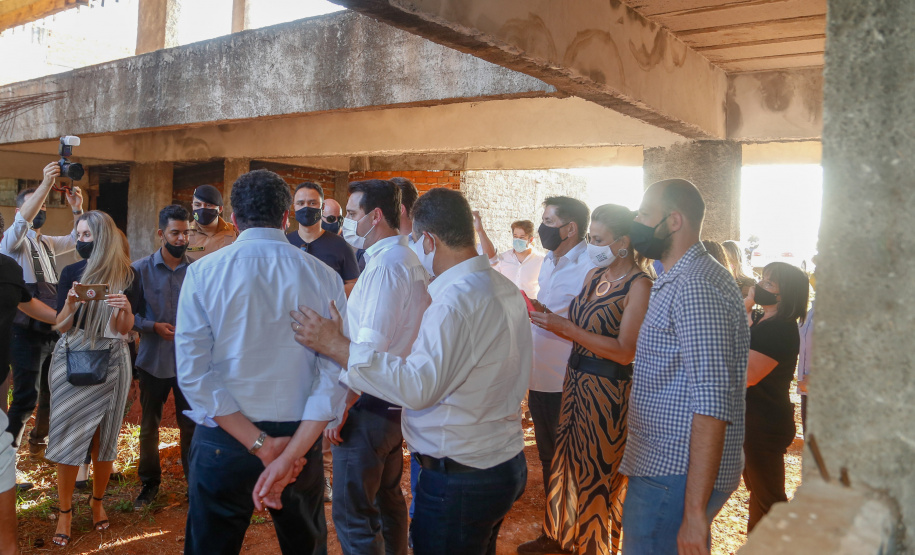 Após uma longa paralisação de cerca de seis anos, o Governo do Paraná vai retomar a obra do Centro Estadual de Educação Profissional de Ibiporã (CEEP-Ibiporã), na Região Norte.
A recuperação da construção atende a uma determinação do governador Carlos Massa Ratinho Junior, que visitou o local nesta quinta-feira (24) e assinou a ordem de serviço que permite a retomada imediata da obra.