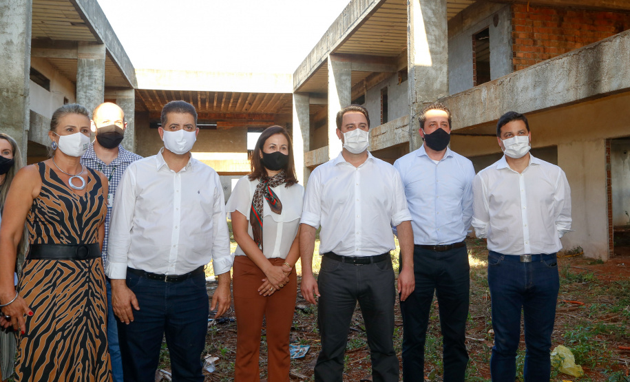 Após uma longa paralisação de cerca de seis anos, o Governo do Paraná vai retomar a obra do Centro Estadual de Educação Profissional de Ibiporã (CEEP-Ibiporã), na Região Norte.
A recuperação da construção atende a uma determinação do governador Carlos Massa Ratinho Junior, que visitou o local nesta quinta-feira (24) e assinou a ordem de serviço que permite a retomada imediata da obra.