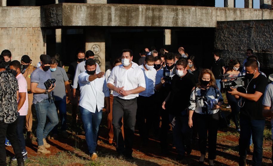 Após uma longa paralisação de cerca de seis anos, o Governo do Paraná vai retomar a obra do Centro Estadual de Educação Profissional de Ibiporã (CEEP-Ibiporã), na Região Norte.
A recuperação da construção atende a uma determinação do governador Carlos Massa Ratinho Junior, que visitou o local nesta quinta-feira (24) e assinou a ordem de serviço que permite a retomada imediata da obra.