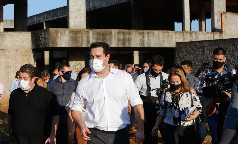 Após uma longa paralisação de cerca de seis anos, o Governo do Paraná vai retomar a obra do Centro Estadual de Educação Profissional de Ibiporã (CEEP-Ibiporã), na Região Norte.
A recuperação da construção atende a uma determinação do governador Carlos Massa Ratinho Junior, que visitou o local nesta quinta-feira (24) e assinou a ordem de serviço que permite a retomada imediata da obra.