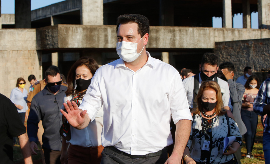 Após uma longa paralisação de cerca de seis anos, o Governo do Paraná vai retomar a obra do Centro Estadual de Educação Profissional de Ibiporã (CEEP-Ibiporã), na Região Norte.
A recuperação da construção atende a uma determinação do governador Carlos Massa Ratinho Junior, que visitou o local nesta quinta-feira (24) e assinou a ordem de serviço que permite a retomada imediata da obra.