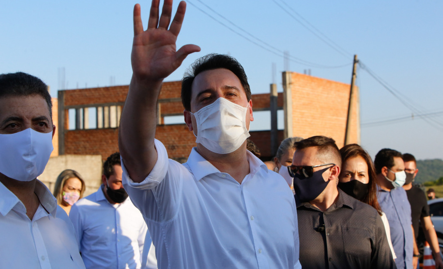 Após uma longa paralisação de cerca de seis anos, o Governo do Paraná vai retomar a obra do Centro Estadual de Educação Profissional de Ibiporã (CEEP-Ibiporã), na Região Norte.
A recuperação da construção atende a uma determinação do governador Carlos Massa Ratinho Junior, que visitou o local nesta quinta-feira (24) e assinou a ordem de serviço que permite a retomada imediata da obra.