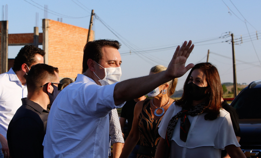 Após uma longa paralisação de cerca de seis anos, o Governo do Paraná vai retomar a obra do Centro Estadual de Educação Profissional de Ibiporã (CEEP-Ibiporã), na Região Norte.
A recuperação da construção atende a uma determinação do governador Carlos Massa Ratinho Junior, que visitou o local nesta quinta-feira (24) e assinou a ordem de serviço que permite a retomada imediata da obra.