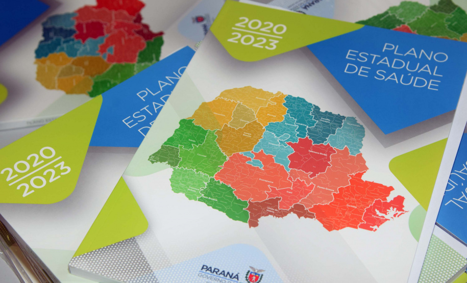 O secretário de Estado da Saúde, Beto Preto, entregou formalmente a versão final do Plano Estadual de Saúde (PES) nesta quinta-feira (24) aos membros do Conselho Estadual de Saúde do Paraná. Foto: Américo Antonio/SESA