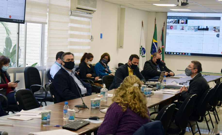 O secretário de Estado da Saúde, Beto Preto, entregou formalmente a versão final do Plano Estadual de Saúde (PES) nesta quinta-feira (24) aos membros do Conselho Estadual de Saúde do Paraná. Foto: Américo Antonio/SESA