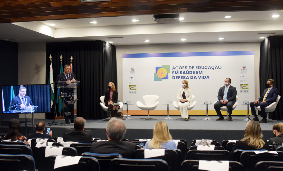 Mais médicos, mais cuidado e atenção à saúde mental da população e também melhor direcionamento aos serviços já disponíveis foram alguns dos assuntos tratados na reunião entre o secretário de Estado da Saúde, Beto Preto, e a equipe do Ministério da Saúde, que esteve em Curitiba nesta quinta-feira (24)Foto:SESA