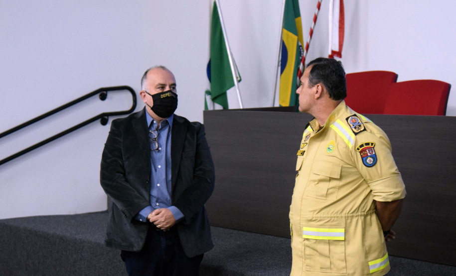 A Secretaria de Estado da Saúde discutiu nesta quinta-feira (24) com o Corpo de Bombeiros melhorias e adequações de segurança em hospitais do Paraná. A reunião, por determinação do secretário Beto Preto, foi na sede da instituição em Curitiba. Foto: Américo Antonio/SESA
