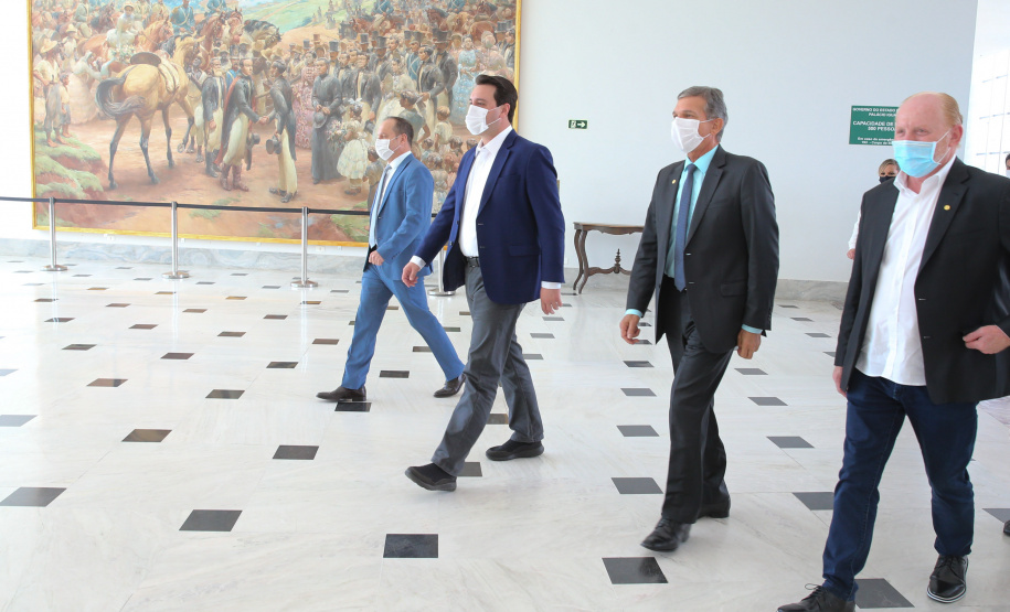 O governador Carlos Massa Ratinho Junior e o diretor-geral brasileiro de Itaipu, Joaquim Silva e Luna, formalizam nesta sexta-feira (25),  no Palácio Iguaçu, uma parceria entre o Estado e a hidrelétrica para a duplicação de 8,7 quilômetros da BR-469, em Foz do Iguaçu.  Curitiba, 24/09/2020. Foto: Geraldo Bubniak/AEN