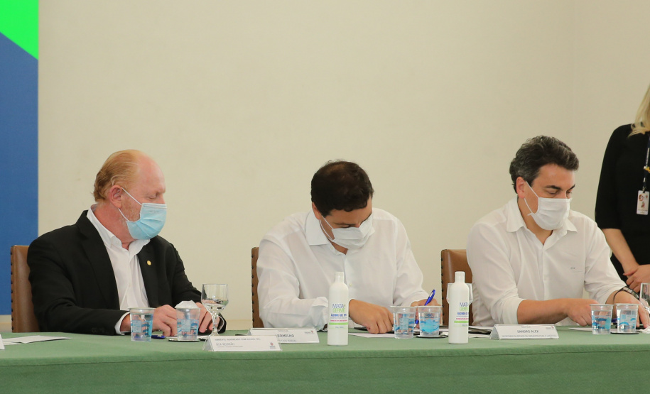 O governador Carlos Massa Ratinho Junior e o diretor-geral brasileiro de Itaipu, Joaquim Silva e Luna, formalizam nesta sexta-feira (25),  no Palácio Iguaçu, uma parceria entre o Estado e a hidrelétrica para a duplicação de 8,7 quilômetros da BR-469, em Foz do Iguaçu.  Curitiba, 24/09/2020. Foto: Geraldo Bubniak/AEN