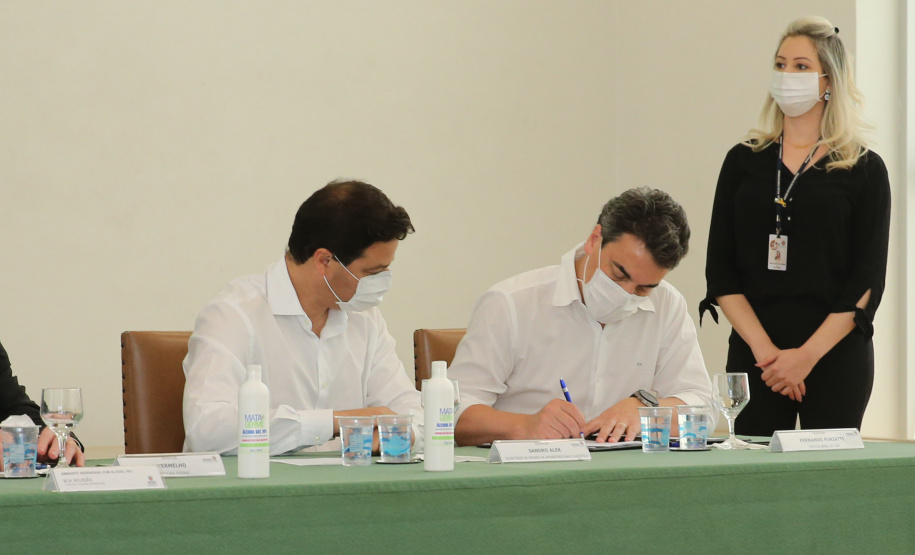 O governador Carlos Massa Ratinho Junior e o diretor-geral brasileiro de Itaipu, Joaquim Silva e Luna, formalizam nesta sexta-feira (25),  no Palácio Iguaçu, uma parceria entre o Estado e a hidrelétrica para a duplicação de 8,7 quilômetros da BR-469, em Foz do Iguaçu.  Curitiba, 24/09/2020. Foto: Geraldo Bubniak/AEN