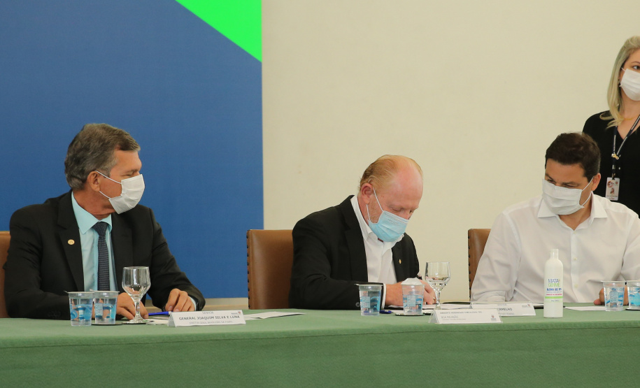 O governador Carlos Massa Ratinho Junior e o diretor-geral brasileiro de Itaipu, Joaquim Silva e Luna, formalizam nesta sexta-feira (25),  no Palácio Iguaçu, uma parceria entre o Estado e a hidrelétrica para a duplicação de 8,7 quilômetros da BR-469, em Foz do Iguaçu.  Curitiba, 24/09/2020. Foto: Geraldo Bubniak/AEN