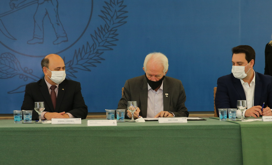 O governador Carlos Massa Ratinho Junior e o diretor-geral brasileiro de Itaipu, Joaquim Silva e Luna, formalizam nesta sexta-feira (25),  no Palácio Iguaçu, uma parceria entre o Estado e a hidrelétrica para a duplicação de 8,7 quilômetros da BR-469, em Foz do Iguaçu.  Curitiba, 24/09/2020. Foto: Geraldo Bubniak/AEN