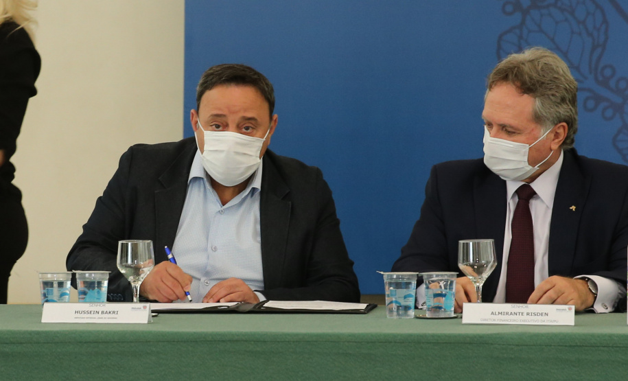 O governador Carlos Massa Ratinho Junior e o diretor-geral brasileiro de Itaipu, Joaquim Silva e Luna, formalizam nesta sexta-feira (25),  no Palácio Iguaçu, uma parceria entre o Estado e a hidrelétrica para a duplicação de 8,7 quilômetros da BR-469, em Foz do Iguaçu.  Curitiba, 24/09/2020. Foto: Geraldo Bubniak/AEN