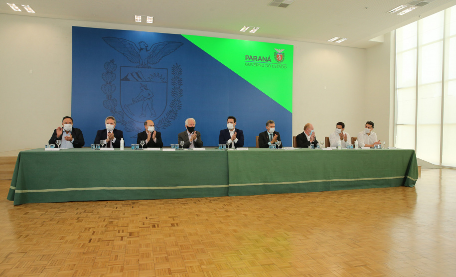 O governador Carlos Massa Ratinho Junior e o diretor-geral brasileiro de Itaipu, Joaquim Silva e Luna, formalizam nesta sexta-feira (25),  no Palácio Iguaçu, uma parceria entre o Estado e a hidrelétrica para a duplicação de 8,7 quilômetros da BR-469, em Foz do Iguaçu.  Curitiba, 24/09/2020. Foto: Geraldo Bubniak/AEN