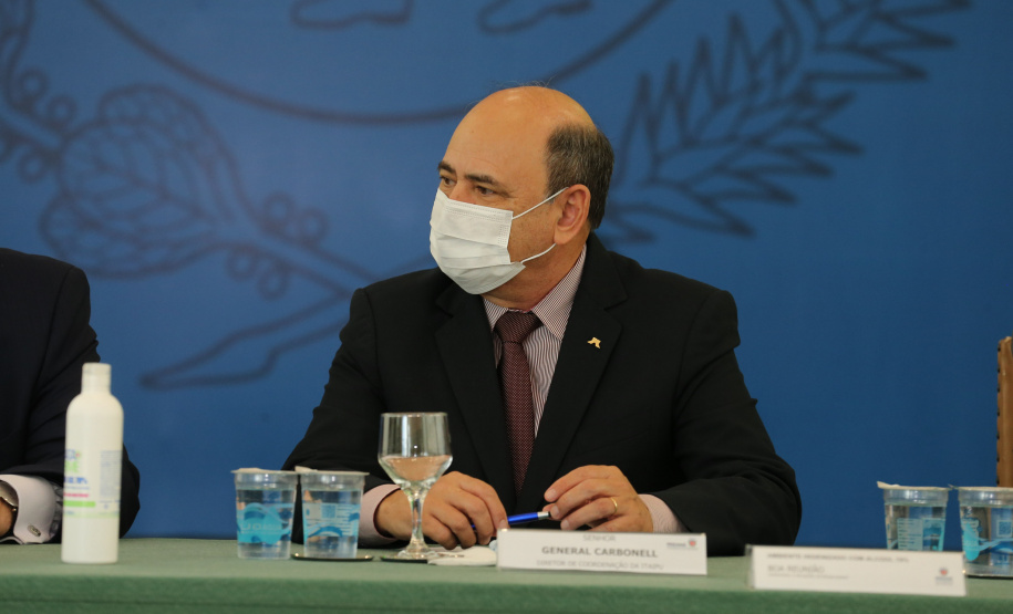 O governador Carlos Massa Ratinho Junior e o diretor-geral brasileiro de Itaipu, Joaquim Silva e Luna, formalizam nesta sexta-feira (25),  no Palácio Iguaçu, uma parceria entre o Estado e a hidrelétrica para a duplicação de 8,7 quilômetros da BR-469, em Foz do Iguaçu.  Curitiba, 24/09/2020. Foto: Geraldo Bubniak/AEN