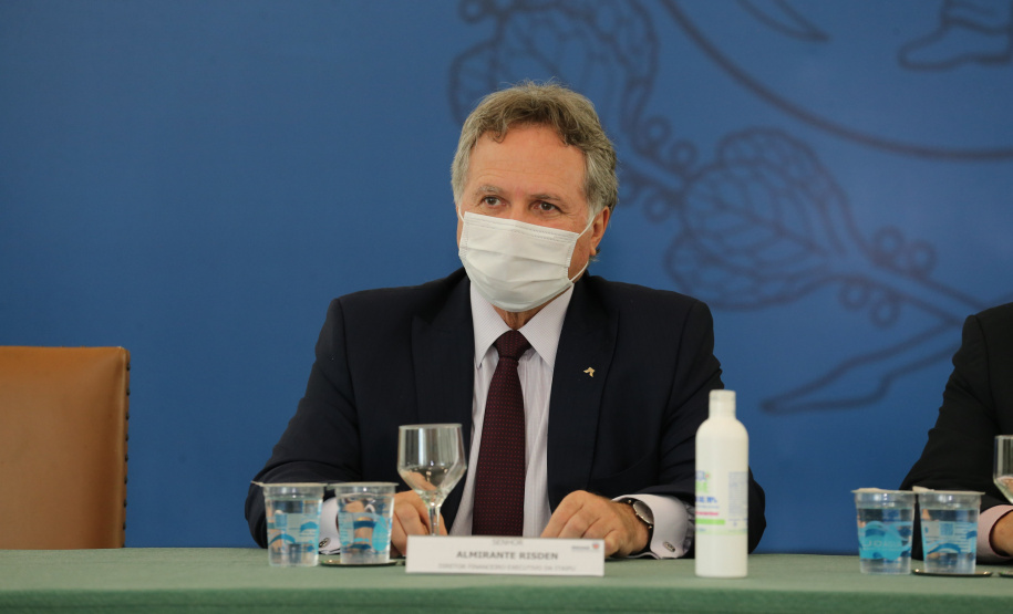 O governador Carlos Massa Ratinho Junior e o diretor-geral brasileiro de Itaipu, Joaquim Silva e Luna, formalizam nesta sexta-feira (25),  no Palácio Iguaçu, uma parceria entre o Estado e a hidrelétrica para a duplicação de 8,7 quilômetros da BR-469, em Foz do Iguaçu.  Curitiba, 24/09/2020. Foto: Geraldo Bubniak/AEN