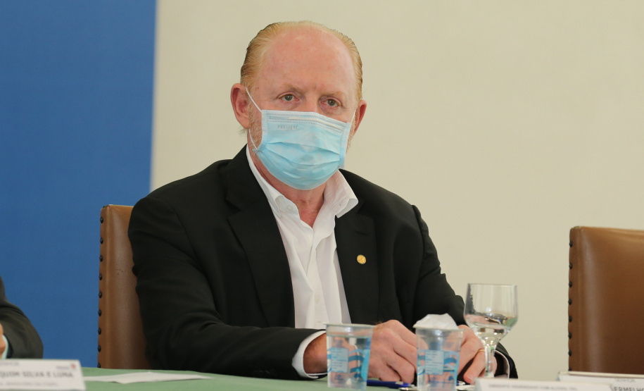 O governador Carlos Massa Ratinho Junior e o diretor-geral brasileiro de Itaipu, Joaquim Silva e Luna, formalizam nesta sexta-feira (25),  no Palácio Iguaçu, uma parceria entre o Estado e a hidrelétrica para a duplicação de 8,7 quilômetros da BR-469, em Foz do Iguaçu.  Curitiba, 24/09/2020. Foto: Geraldo Bubniak/AEN