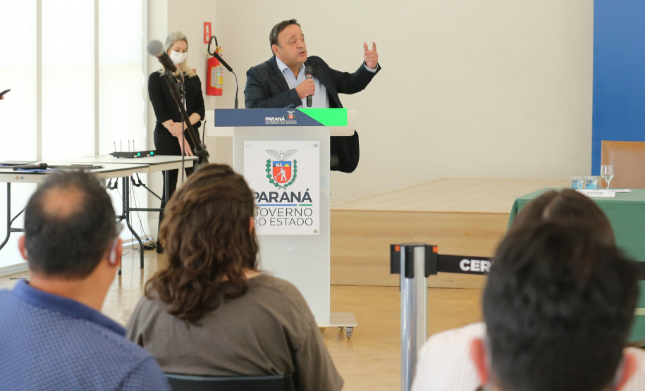 O governador Carlos Massa Ratinho Junior e o diretor-geral brasileiro de Itaipu, Joaquim Silva e Luna, formalizam nesta sexta-feira (25),  no Palácio Iguaçu, uma parceria entre o Estado e a hidrelétrica para a duplicação de 8,7 quilômetros da BR-469, em Foz do Iguaçu.  Curitiba, 24/09/2020. Foto: Geraldo Bubniak/AEN