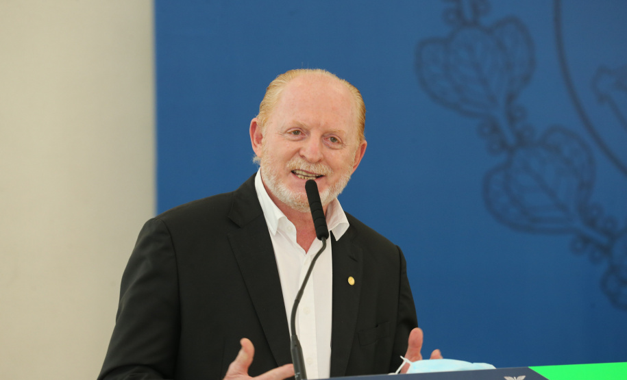 O governador Carlos Massa Ratinho Junior e o diretor-geral brasileiro de Itaipu, Joaquim Silva e Luna, formalizam nesta sexta-feira (25),  no Palácio Iguaçu, uma parceria entre o Estado e a hidrelétrica para a duplicação de 8,7 quilômetros da BR-469, em Foz do Iguaçu.  Curitiba, 24/09/2020. Foto: Geraldo Bubniak/AEN