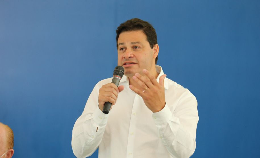 O governador Carlos Massa Ratinho Junior e o diretor-geral brasileiro de Itaipu, Joaquim Silva e Luna, formalizam nesta sexta-feira (25),  no Palácio Iguaçu, uma parceria entre o Estado e a hidrelétrica para a duplicação de 8,7 quilômetros da BR-469, em Foz do Iguaçu.  Curitiba, 24/09/2020. Foto: Geraldo Bubniak/AEN