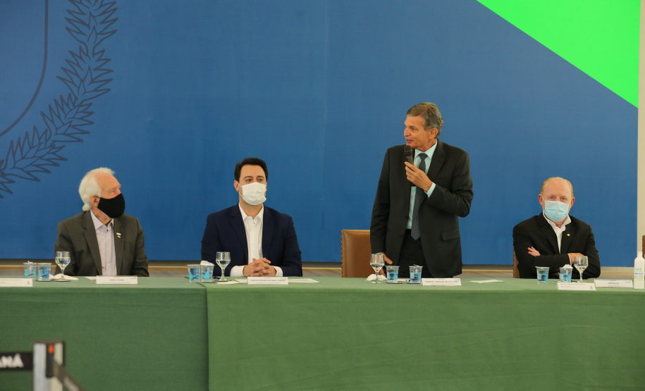 O governador Carlos Massa Ratinho Junior e o diretor-geral brasileiro de Itaipu, Joaquim Silva e Luna, formalizam nesta sexta-feira (25),  no Palácio Iguaçu, uma parceria entre o Estado e a hidrelétrica para a duplicação de 8,7 quilômetros da BR-469, em Foz do Iguaçu.  Curitiba, 24/09/2020. Foto: Geraldo Bubniak/AEN