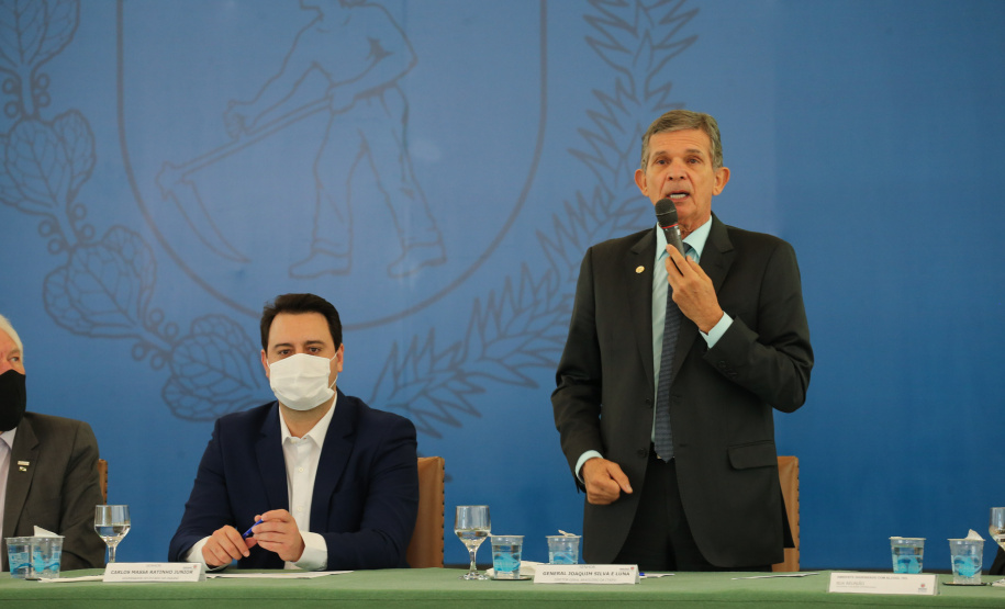 O governador Carlos Massa Ratinho Junior e o diretor-geral brasileiro de Itaipu, Joaquim Silva e Luna, formalizam nesta sexta-feira (25),  no Palácio Iguaçu, uma parceria entre o Estado e a hidrelétrica para a duplicação de 8,7 quilômetros da BR-469, em Foz do Iguaçu.  Curitiba, 24/09/2020. Foto: Geraldo Bubniak/AEN