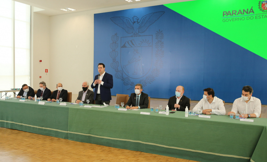 O governador Carlos Massa Ratinho Junior e o diretor-geral brasileiro de Itaipu, Joaquim Silva e Luna, formalizam nesta sexta-feira (25),  no Palácio Iguaçu, uma parceria entre o Estado e a hidrelétrica para a duplicação de 8,7 quilômetros da BR-469, em Foz do Iguaçu.  Curitiba, 24/09/2020. Foto: Geraldo Bubniak/AEN