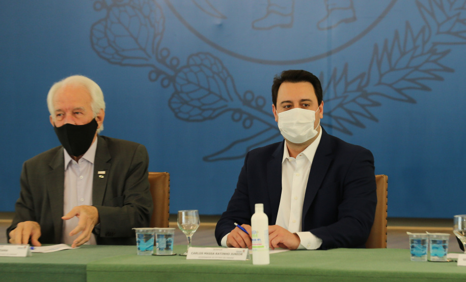 O governador Carlos Massa Ratinho Junior e o diretor-geral brasileiro de Itaipu, Joaquim Silva e Luna, formalizam nesta sexta-feira (25),  no Palácio Iguaçu, uma parceria entre o Estado e a hidrelétrica para a duplicação de 8,7 quilômetros da BR-469, em Foz do Iguaçu.  Curitiba, 24/09/2020. Foto: Geraldo Bubniak/AEN