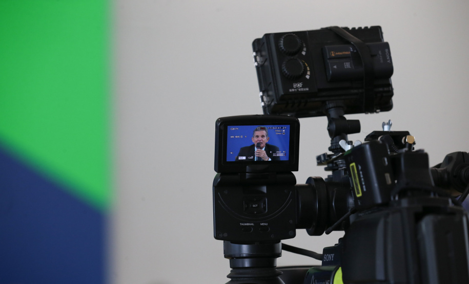 O governador Carlos Massa Ratinho Junior e o diretor-geral brasileiro de Itaipu, Joaquim Silva e Luna, formalizam nesta sexta-feira (25),  no Palácio Iguaçu, uma parceria entre o Estado e a hidrelétrica para a duplicação de 8,7 quilômetros da BR-469, em Foz do Iguaçu.  Curitiba, 24/09/2020. Foto: Geraldo Bubniak/AEN